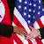 Handshake zwischen Kim Jong Un und Donald Trump