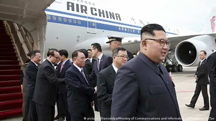 Kim Jong Un am Flughafen in Singapur (picture-alliance/dpa/Ministry of Communications and Information of Singapore/T. Tan)