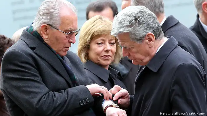 ​​​​​​​Marcado de por vida: Mano Höllenreiner muestra al presidente federal Joachim Gauck, en 2012, su número de prisionero de Auschwitz.