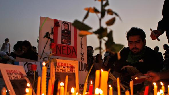 Kerzen und Blumen für Neda Agha Soltan, die am 20 Juli 2009 bei Demonstrationen erschossen wurde. Foto: Archiv/ap