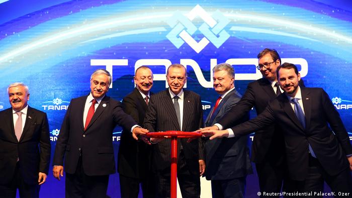 Президенты Турции, Азербайджана, Украины, Сербии, премьер-министр Болгарии и представители энергетических компаний-участников проекта на церемонии запуска газопровода TANAP, 12 июня 2018 года