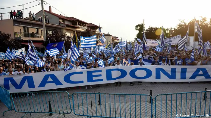 Greeks protest the use of the name Macedonia (Reuters/A. Avramidis)