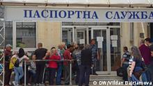 08/05/2018 +++ Bulgarien Kardzali Menschen vor einer Passbehörde