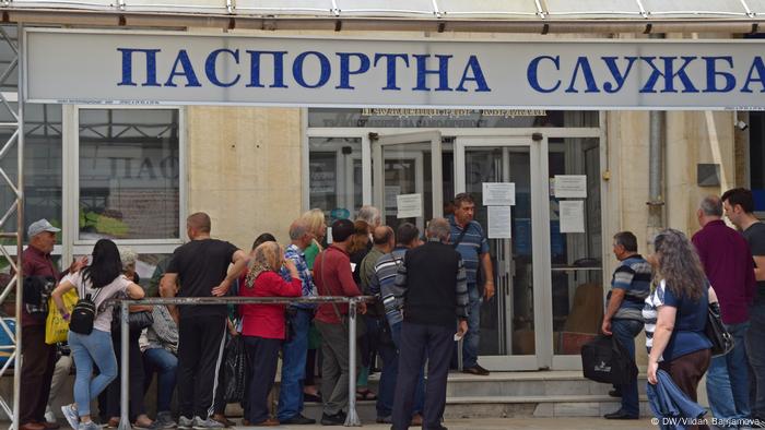 Bulgarien Kardzali Menschen vor einer Passbehörde