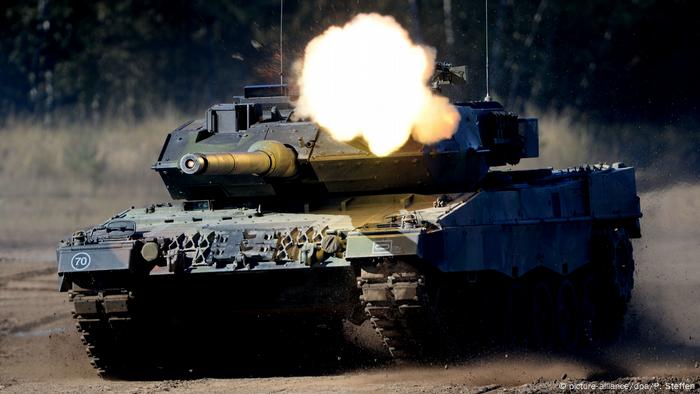 Frankreich, Straßburg: Symbolbild: EU erhöht Militärausgaben Kampfpanzer Leopard 2