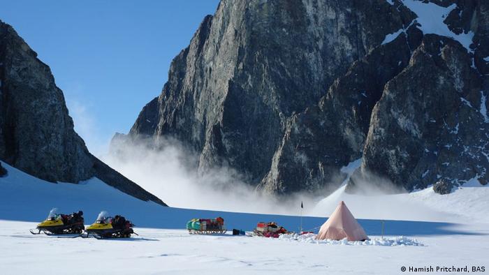 Schneemobile und Zelt auf Antarktis