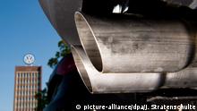 ARCHIV - 11.05.2016, Niedersachsen, Wolfsburg: Ein Auspuff eines Volkswagens auf einem Mitarbeiterparkplatz, aufgenommen mit dem Verwaltungshochhaus des VW-Werks im Hintergrund. (Zu dpa Betrogen und manipuliert - Die Diesel-Krise im Überblick) Foto: Julian Stratenschulte/dpa +++ dpa-Bildfunk +++ | Verwendung weltweit