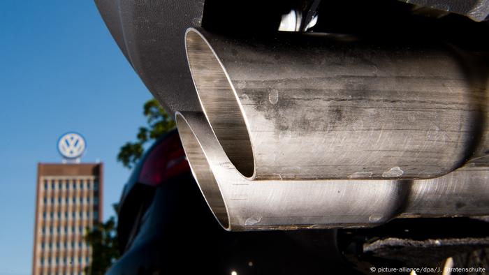 Volkswagen - Auspuff (picture-alliance/dpa/J. Stratenschulte)