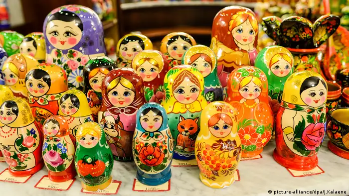 A large collection of Russian dolls (picture-alliance/dpa/J.Kalaene)