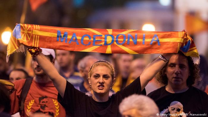 Proteste vor dem Parlament in Skopje gegen Einigung Mazedoniens mit Griechenland im Namensstreit