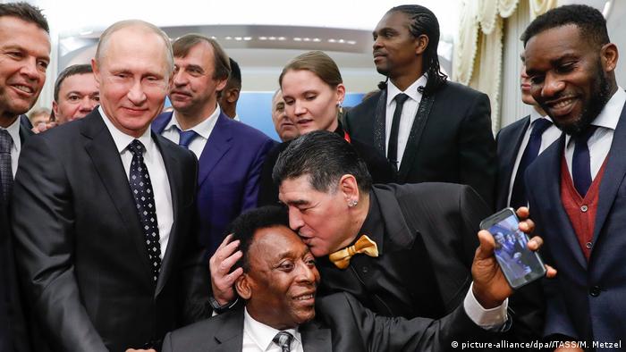 Russland Fußball WM | Präsident Putin mit Maradona, Pele, Matthäus (picture-alliance/dpa//TASS/M. Metzel)
