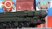 FILE - Russian strategic nuclear missile Topol-M appears on the Red square during Victory Day parade in Moscow, Russia, 09 May 2013. Foto: SERGEI ILNITSKY/EPA (zu dpa Russland testet erneut Interkontinentalrakete vom 01.11.2014) +++(c) dpa - Bildfunk+++ |