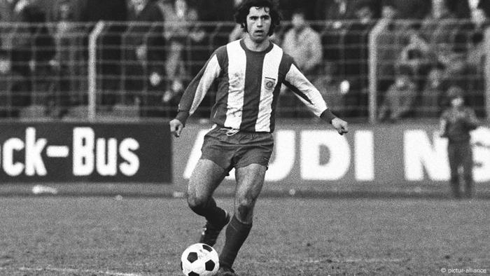 Gerd Müller am Ball (pictur-alliance)