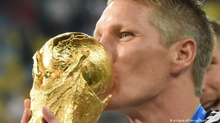 Bastian Schweinsteiger küsst den Pokal (picture-alliance/dpa/A.Gebert)