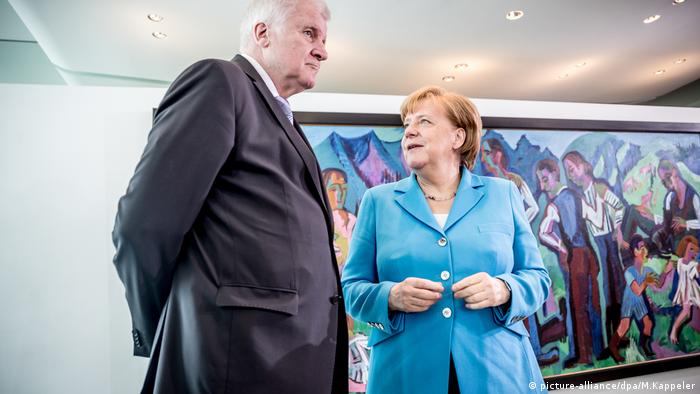Berlin, Bundeskanzlerin Angela Merkel (CDU) spricht mit Horst Seehofer (CSU) (picture-alliance/dpa/M.Kappeler)
