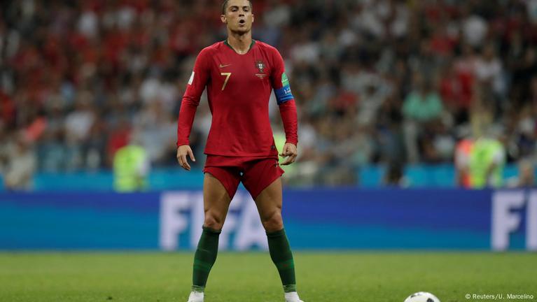 Com três de Ronaldo, Portugal e Espanha empatam na estreia de