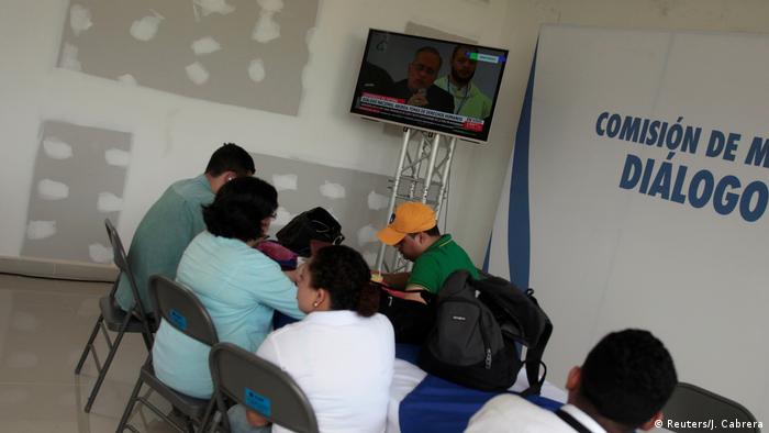 Nicaragua Managua Journalisten bei Live-Übertragung Dialog Regierung und Opposition (Reuters/J. Cabrera)