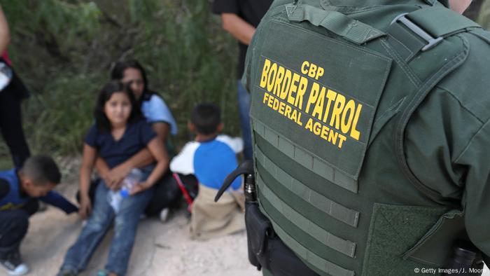 USA Texas Grenzschutzbeamte stoppen Migranten in Nähe Mexiko-Grenze (Getty Images/J. Moore)