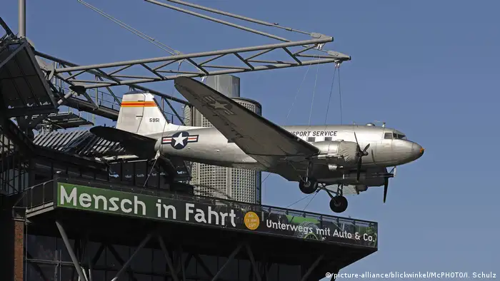 طائرة Douglas C-54 المشاركة في عملية إغاثة سكان برلين، في متحف تحف التقنيات بحي كرويتسبيرغ