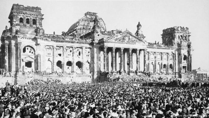 Berlin - Kundgebung gegen Blockade 1948 (picture-alliance/akg-images)
