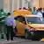 Russland Taxi fuhr gegen Menschenmenge in Moskau