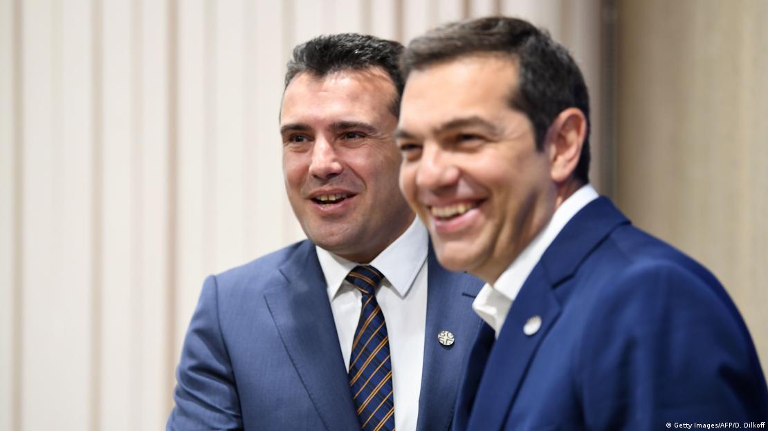 Поранешните премиери Зоран Заев и Алексис Ципрас 
