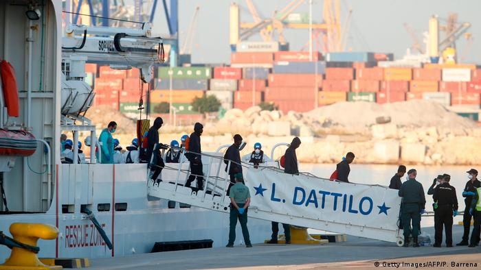 Беженцы высаживаются с судна Aquarius в порту Валенсии
