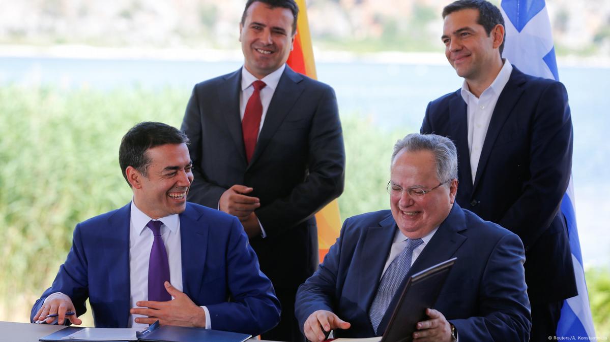 Griechenland - Die beiden Außenminister Nikos Kotzias und Nikola Dimitrov, Alexis Tsipras und Zozan Zaev (Reuters/A. Konstantinidis)