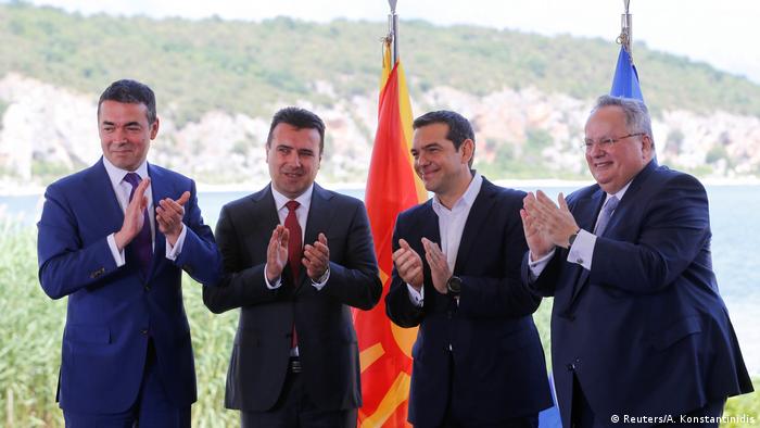 Griechenland - Die beiden Außenminister Nikos Kotzias und Nikola Dimitrov vor Alexis Tsipras und Zozan Zaev