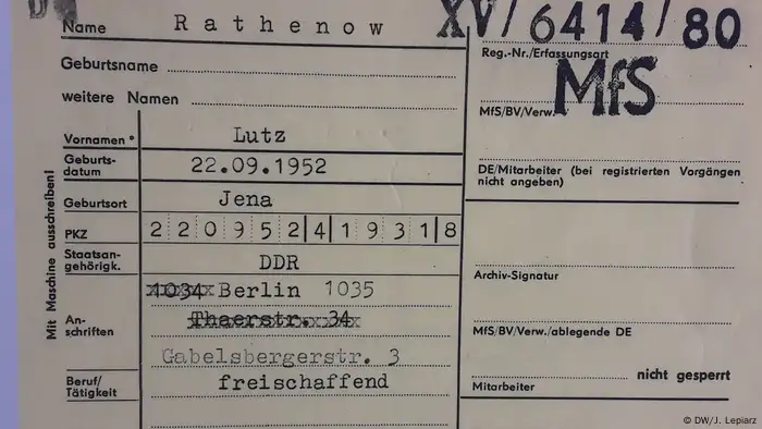 Berlin - Ausstellung Einblick ins Geheime typische Karteikarte aus dem Stasi-Archiv