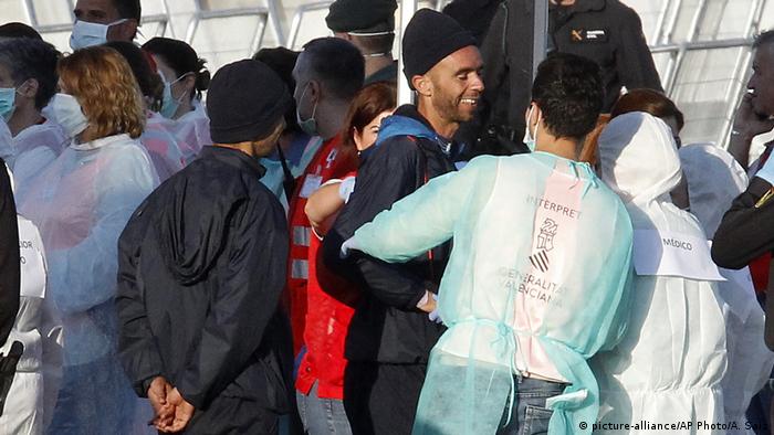 Spanien Rettungsboot Aquarius Hafen in Valencia | Ankunft Flüchtlinge (picture-alliance/AP Photo/A. Saiz)
