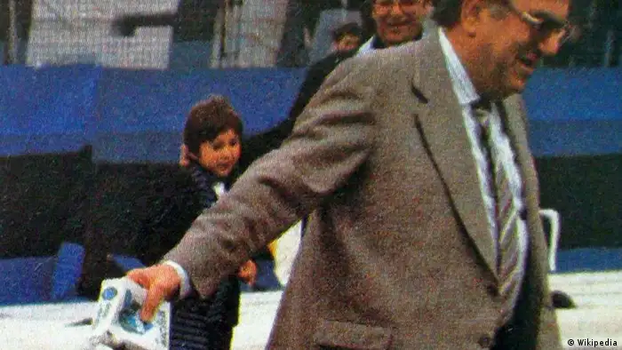 Romeo Anconetani verteilt Salz auf dem Spielplatz (Wikipedia)