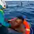 Náufrago es rescatado por miembro de ONG alemana Sea-Watch