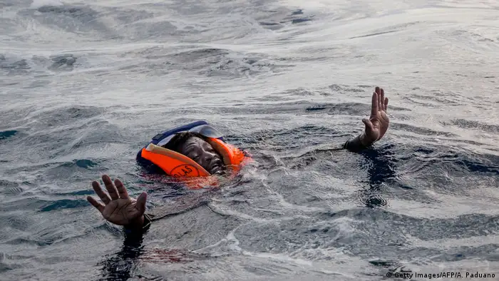 Italien Symbolbild Rettung von Flüchtlinge (Getty Images/AFP/A. Paduano)
