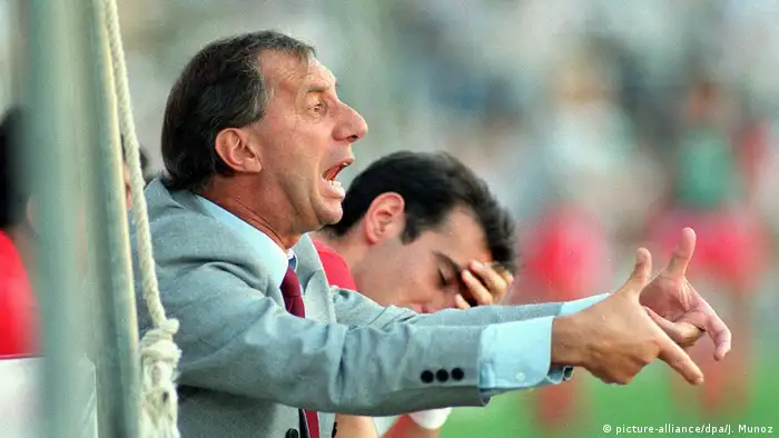 WM 1990 | Carlos Salvador Bilardo gestikulierend (picture-alliance/dpa/J. Munoz)