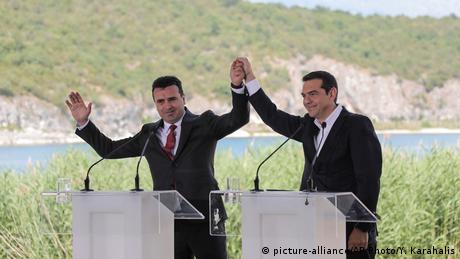 Griechenland Alexis Tsipras und mazedonischer Ministerpräsident Zoran Zaev (picture-alliance/AP Photo/Y. Karahalis)