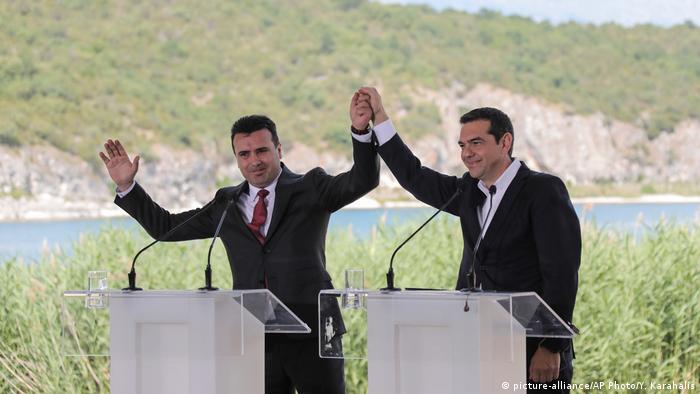 Griechenland Alexis Tsipras und mazedonischer Ministerpräsident Zoran Zaev (picture-alliance/AP Photo/Y. Karahalis)