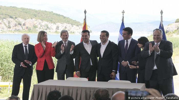 На церемонии подписания соглашения между Афинами и Скопье