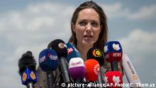 17.06.2018, Irak, Dohuk: Angelina Jolie, amerikanische Schauspielerin und Sonderbeauftragte des Hohen Flüchtlingskommissars der Vereinten Nationen (UNHCR), gibt im Domiz Camp, einem Flüchtlingslager für syrische Geflüchtete, eine Pressekonferenz. Foto: Claire Thomas/AP/dpa +++ dpa-Bildfunk +++