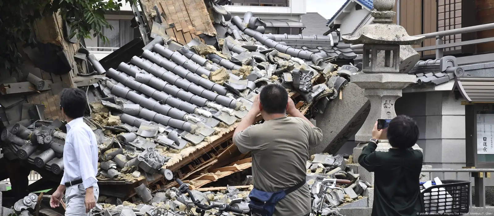横揺れの地震 Rolling Earthquake Joint Inversion of GPS, Leveling, and InSAR Data for The