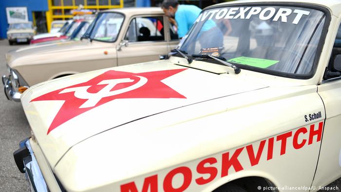 Автомобиль Москвич с названием бренда латинскими буквами, красной звездой и серпом и молотом 
