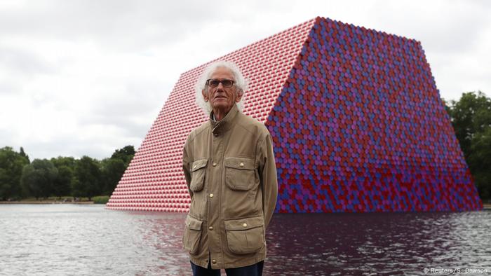 Christo vor seiner Skulptur The London Mastaba (Reuters/S. Dawson)