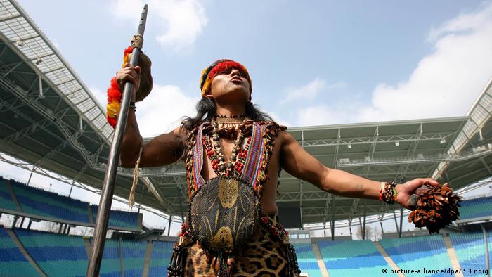 Schamane aus Ecuador weiht WM-Fußballplätze