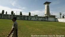 epa03701208 A Thai prison officer walks on duty inside the Bang Kwang Central Prison in Nonthaburi Province, Thailand, 15 May 2013. At least 500 Thai prison inmates with serious offences had the prison chains removed to improve inmate rights in prison, though the prisoners will continue to be bound when appearing to court. This is one step taken by the Thai government to improve human rights in Thailand. EPA/NARONG SANGNAK +++(c) dpa - Bildfunk+++ |
