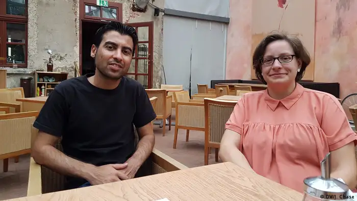 Sozialarbeiterin Julianne Meyer und Flüchtling Hassan