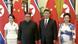 Gruppenbild mit Damen: Nordkoreas Machthaber Kim und seine Frau Ri Sol Ju (l.) mit dem chinesischen Präsidenten Xi und dessen Gattin Peng Liyuan (Foto: picture-alliance/AP Photo/CCTV Gruppenbild mit Damen: Nordkoreas Machthaber Kim und seine Frau Ri Sol Ju (l.) mit dem chinesischen Präsidenten Xi und dessen Gattin Peng Liyuan (Foto: picture-alliance/AP Photo/CCTV