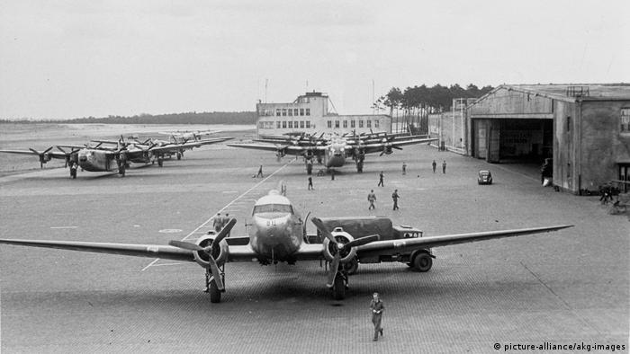 Тази блокада продължава близо година. Сталин отрязва всички пътища, водещи