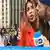 Болельщик целует репортера DW Жюльет Гонсалес Теран, которая работает в прямом эфире
