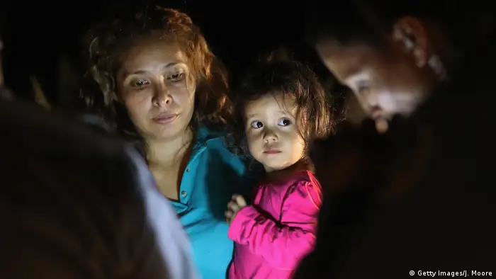 Grenze USA-Mexiko | Zentralamerikanische Asylsuchende - Mutter mit Kind aus Honduras