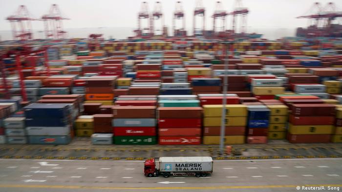 Много контейнери, липса на работници: пристанището в Шанхай днес